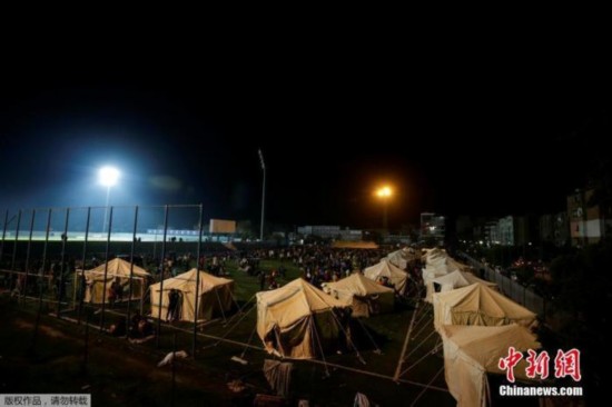 阿尔巴尼亚西北部港口城市杜尔斯附近26日发生6.4级地震,把许多建筑物夷为平地。图为在球场上搭建的临时敞篷。
