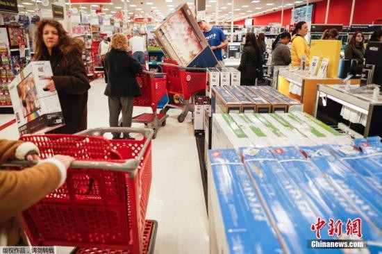 资料图:美国民众在购物节“血拼”。