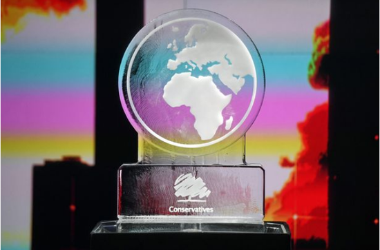 写有保守党(Conservatives)文字的冰雕 图源: PA