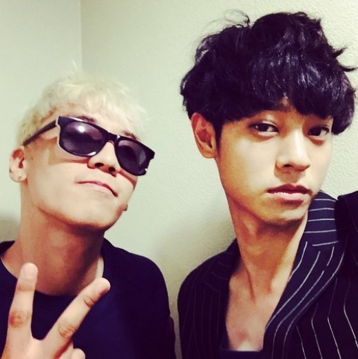  郑俊英（右）与好友胜利的合影