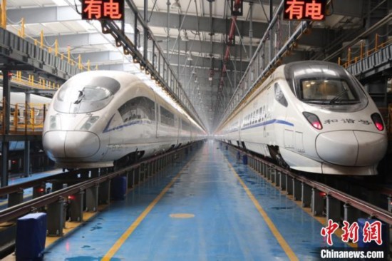 高寒高铁安全运营7周年：动车除冰雪200多万立方米