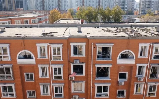 事发居民楼部分房屋的玻璃破碎。新京报记者 寇家祥 摄