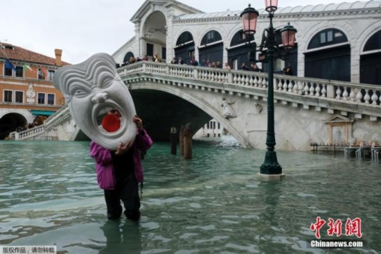 意大利中央政府日前宣布,初步拨款2000万欧元赈灾,有当地专家指,单是清理和修复数十座受灾教堂,预计耗资就达360万欧元。