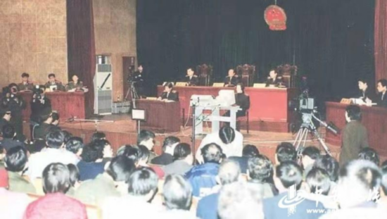  当年审判法子英庭审现场/中安在线 