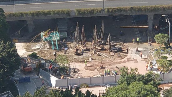 12月3日，事发现场可见地面已基本回填，有钢护筒垂直伸向地下。 新京报记者 刘浩南 摄