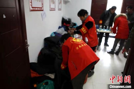 登记居民送来的生活必需品。浑南宣传部供图