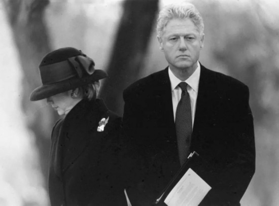 这是1998年12月21日，克林顿（右）与夫人希拉里在弹劾条款通过的第三天首次公开露面。新华社发