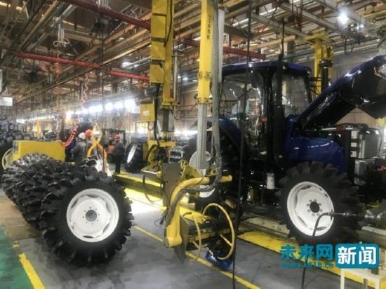 无人驾驶拖拉机让农民种地更省心 智慧农业助力乡村振兴