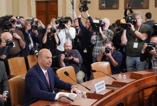 11月20日，在美国华盛顿，美国驻欧盟大使戈登&middot;桑德兰（左）准备就针对总统特朗普的弹劾调查公开提供证词。新华社记者刘杰摄