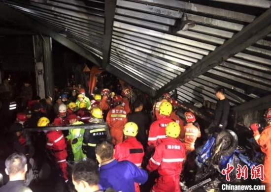 直击浙江海宁污水罐体倒塌救援第一线：现场污水浓郁令人不适
