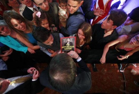  2015年4月13日，马尔科&middot;鲁比奥 在2016年 为杂志签名。图片来源路透社