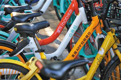 北京，路边停放着不同品牌的共享单车。 资料图片/视觉中国