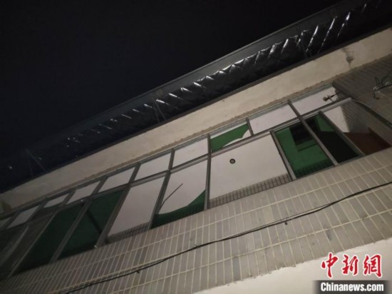  不少玻璃窗的框扇结构因爆炸冲击变弯曲。　王昊昊 摄