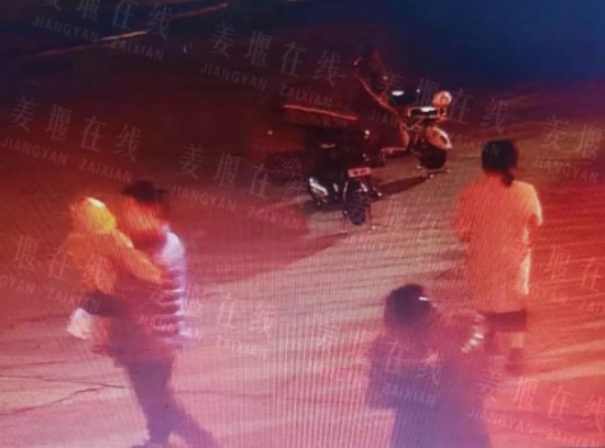 什么情况？夜幕下，一小女孩被陌生人抱上电动车！