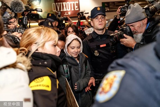  各家媒体纷纷围绕着通贝里。/ 视觉中国