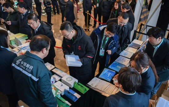 市民开始选购&ldquo;北京2022年冬奥会和冬残奥会会徽&rdquo;个性化服务专用邮票和首日封。