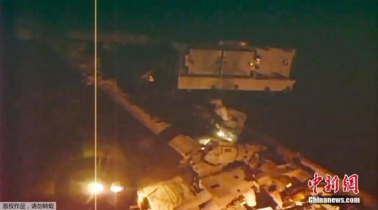 资料图:北京时间11月16日清晨,国际空间站两名宇航员完成了一次复杂的太空行走,用时达到6小时39分钟。他们成功移除了安装在空间站外的“阿尔法磁谱仪2”上的防碎片罩,并安装了扶手,为随后将要进行的三次舱外维修任务做好了准备。