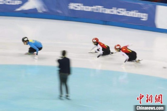 短道速滑世界杯上海站：武大靖带伤参赛再摔倒