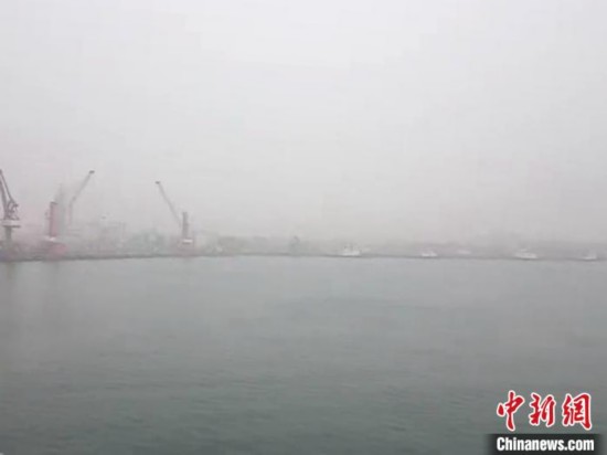 大雾致船舶航行受阻河北秦皇岛边检站24小时备战