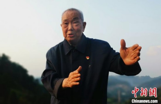 74年初心不改的老党员周永开：将绿色还给大山