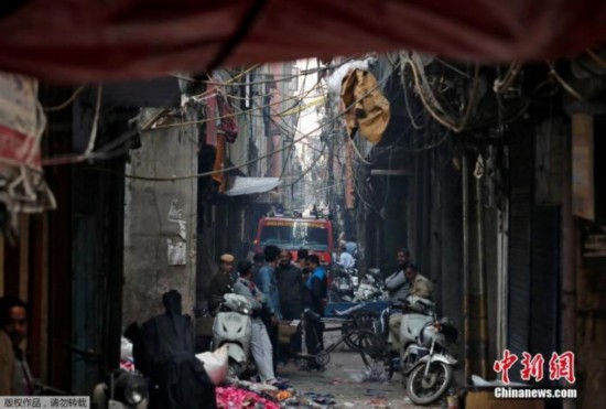 当地时间12月8日，印度德里一家工厂突发大火，救援现场烟雾弥漫。据报道，当地消防当局证实，该事故死亡人数升至43人。当地消防部门接到报警电话，随后赶到现场救援。目前，已救出56人，救援活动仍在继续。