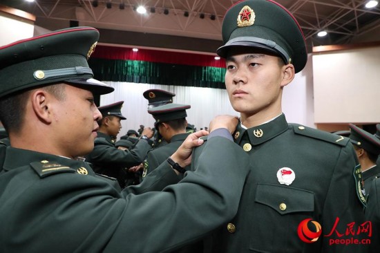 班长为新兵佩戴军衔.