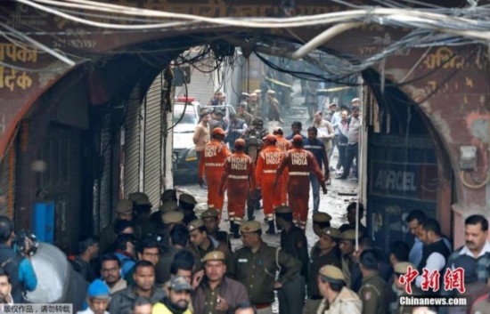 当地时间12月8日，印度德里一家工厂突发大火，救援现场烟雾弥漫。据报道，当地消防当局证实，该事故死亡人数升至43人。当地消防部门接到报警电话，随后赶到现场救援。目前，已救出56人，救援活动仍在继续。图为救援人员赶赴事故现场。