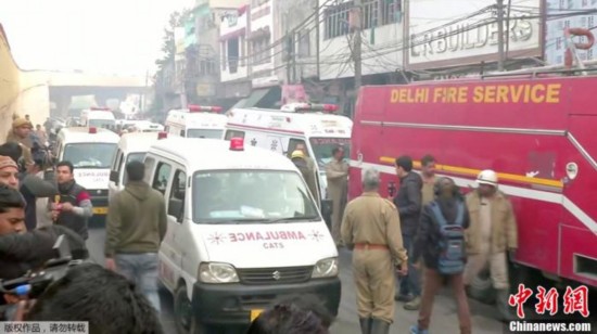 据报道，涉事工厂是一家&ldquo;非法塑料工厂&rdquo;，工厂内存放着学校书包、水瓶和其他塑料材料。起火后，火势迅速蔓延至相邻建筑。当地媒体称，大多数伤亡人员是睡在工厂内的工人。