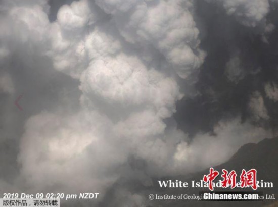 12月10日日消息，当地时间9日下午，新西兰怀特岛发生火山喷发。图为在火山口上空的航拍画面。据悉，目前有5人已确认死亡，5名遇难者来自“不同的国家”。