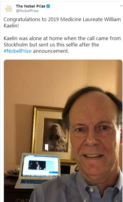 威廉&middot;凯林在得知自己获奖后，给诺贝尔奖组委会发去照片。图片来源：诺贝尔组委会社交媒体账号截图。