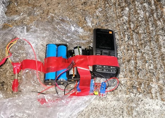 图为现场发现的炸弹遥控装置（来源：香港&ldquo;东网&rdquo;）