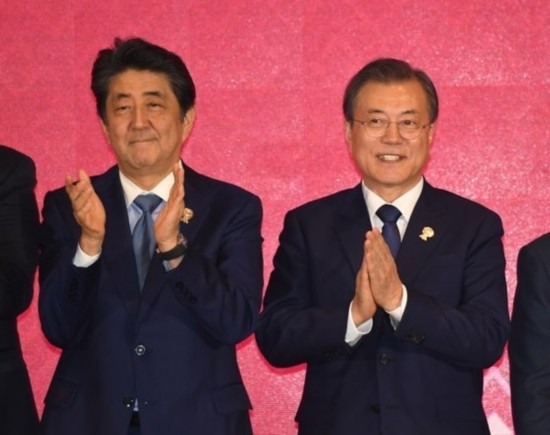  11月在曼谷召开的RCEP会议上的日韩首脑（中央日报）