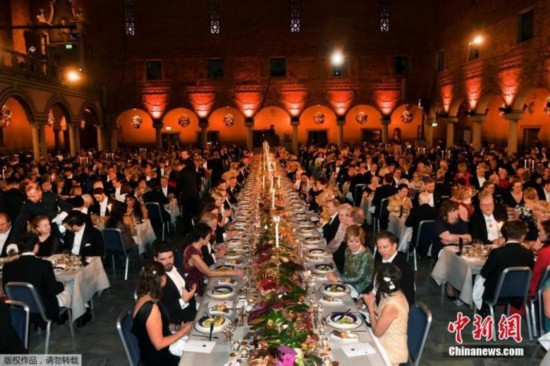 资料图：当地时间2018年12月10日，瑞典斯德哥尔摩，2018诺贝尔奖晚宴举行，诺贝尔奖得主、瑞典王室成员与众多名流出席，觥筹交错。