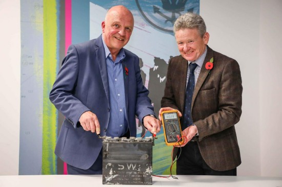  工作人员测试电池（图片来源：《泰晤士报》）