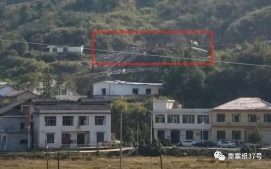 ▲12月5日，事发现场（图中红框区域）有多名工作人员人员正在作业。新京报记者 张熙廷 摄