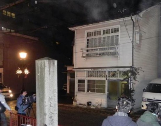 玉泽自家住宅门前有很多记者（产经新闻）