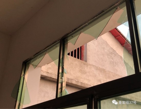 ▲事发地附近多户居民家中玻璃在爆炸中破碎，部分村民家中窗框变形。新京报记者 邵骁歆 摄