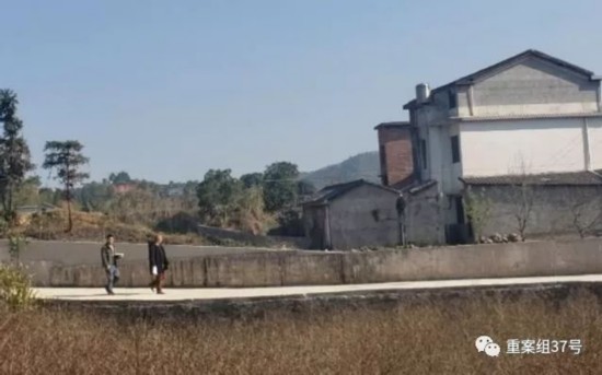 ▲12月5日，澄潭江镇政府工作人员正在达坪村统计受损情况。新京报记者 张熙廷 摄