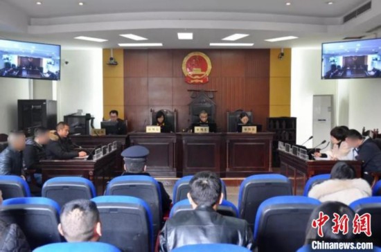 男子跳楼致两行人死亡跳楼者父母被判赔150余万元