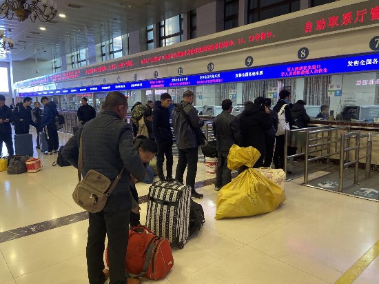 今天上午，旅客在北京站排队购票。摄影/新京报记者 王贵彬