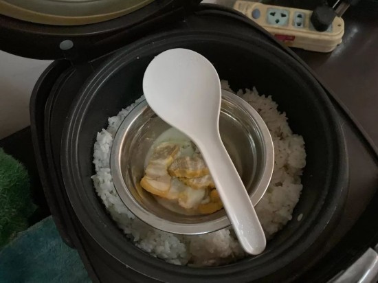  电饭煲里姐姐给吴德宏做的腌肉。新京报记者祖一飞 摄