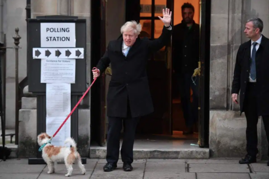 约翰逊带着自己的宠物狗现身投票站（图源：太阳报）