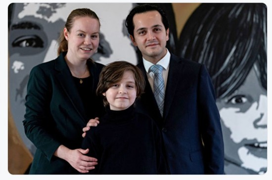 图说:劳伦特·西蒙斯一家。/ 推特截图