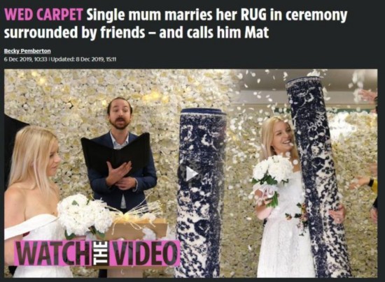 贝琪&ldquo;嫁&rdquo;给蓝色地毯。 图片来源：英国《太阳报》网站截图。