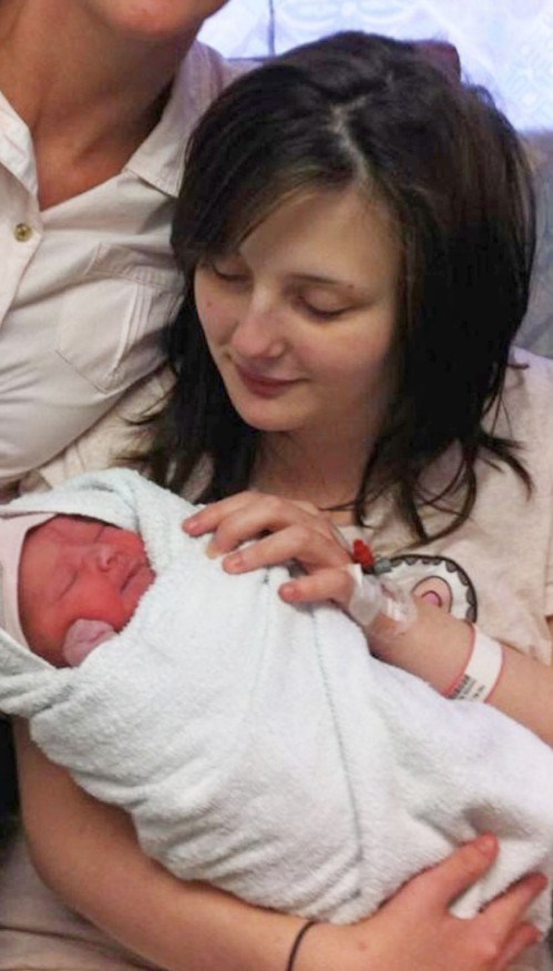  瑞秋14岁意外怀孕，被迫退学（脸书）