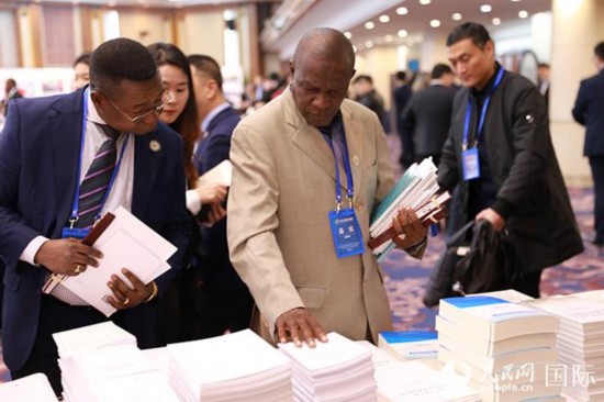 &ldquo;2019&middot;南南人权论坛&rdquo;会场内，外国嘉宾在翻阅中国人权相关资料。贾文婷摄