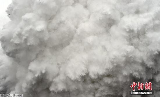 4月25日，尼泊尔加德满都地震引发珠峰雪崩。