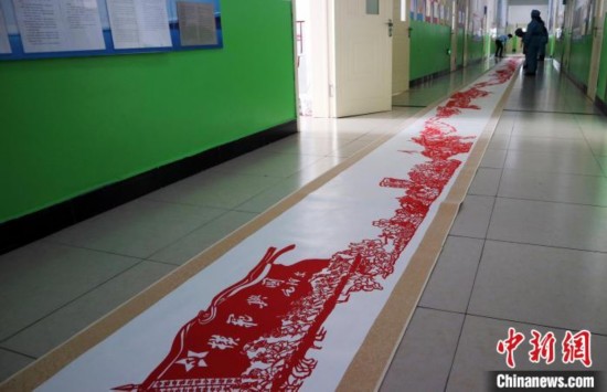 吉林师生制作百米剪纸作品吁珍视和平