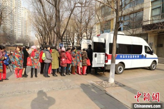 辽宁食品安全快检车进社区居民拿来农产品免费检测