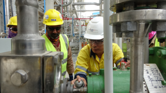 中方工程师在进行电机维护